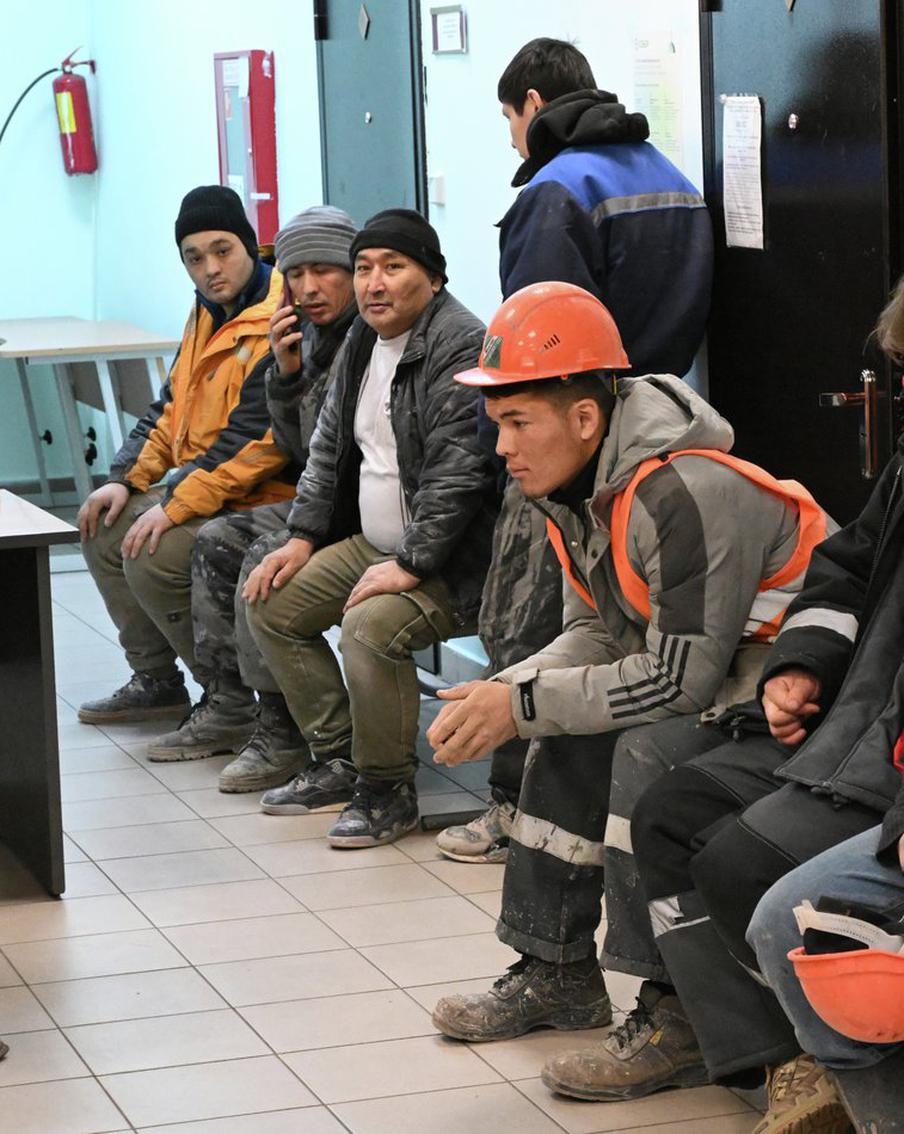 Россия готовит переход к оргнабору мигрантов с 2027 года. Легальный въезд работников по заявкам работодателей может изменить рынок труда, но риски потери гибкости для бизнеса сохраняются