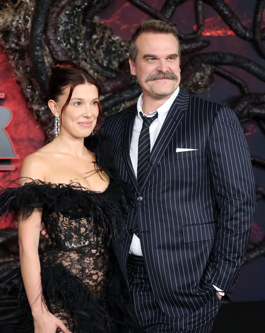 Милли Бобби Браун и Дэвид Харбор на премьере 5 сезона сериала "Очень странные дела".