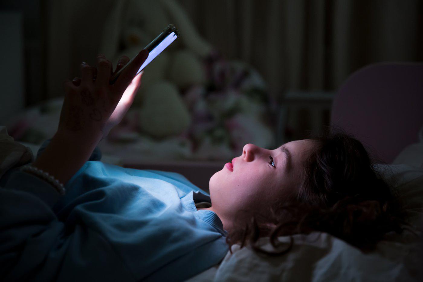 Что делать, если ребёнок "залип" в телефоне – советы психолога