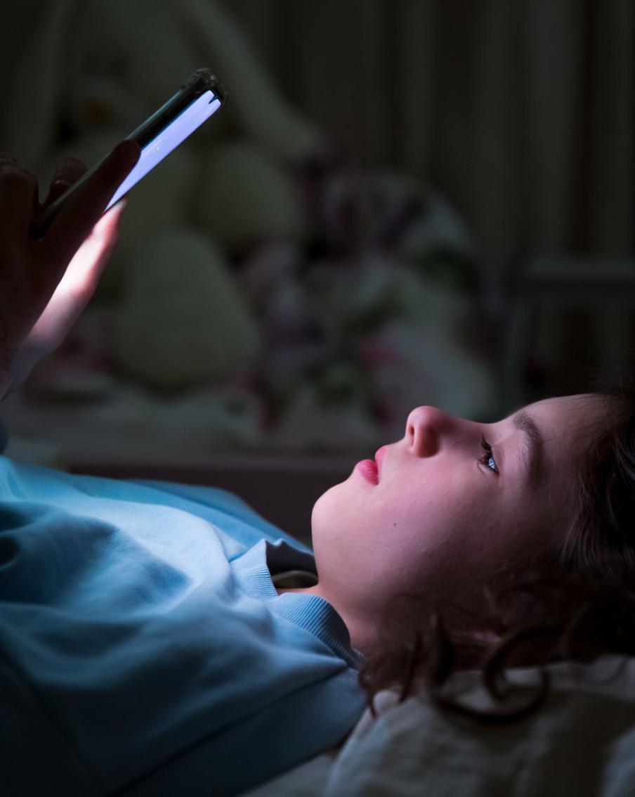 Что делать, если ребёнок "залип" в телефоне – советы психолога