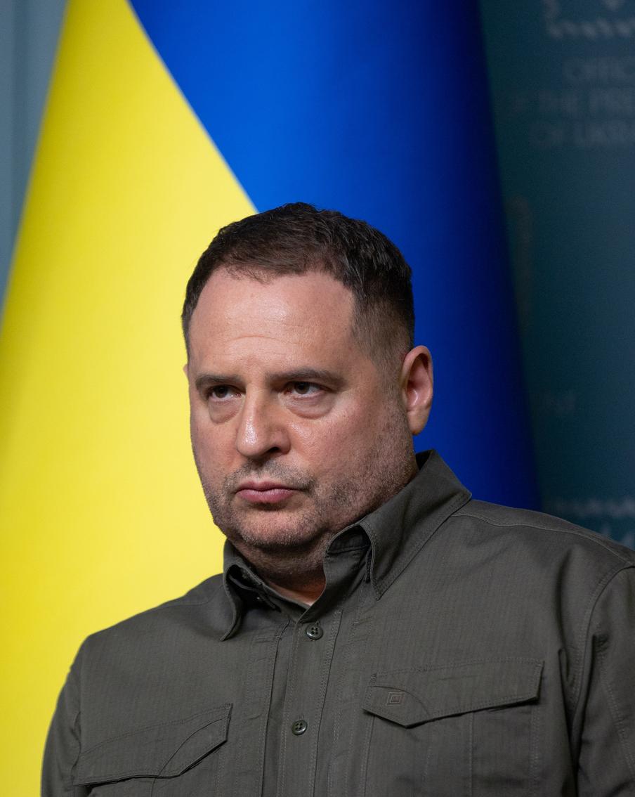 Экс-глава офиса президента Украины Андрей Ермак уходит воевать с Россией. Ушедший в отставку на фоне подозрений в коррупции украинский чиновник заявил, что планирует уйти на фронт для участия в боевых действиях на стороне ВСУ