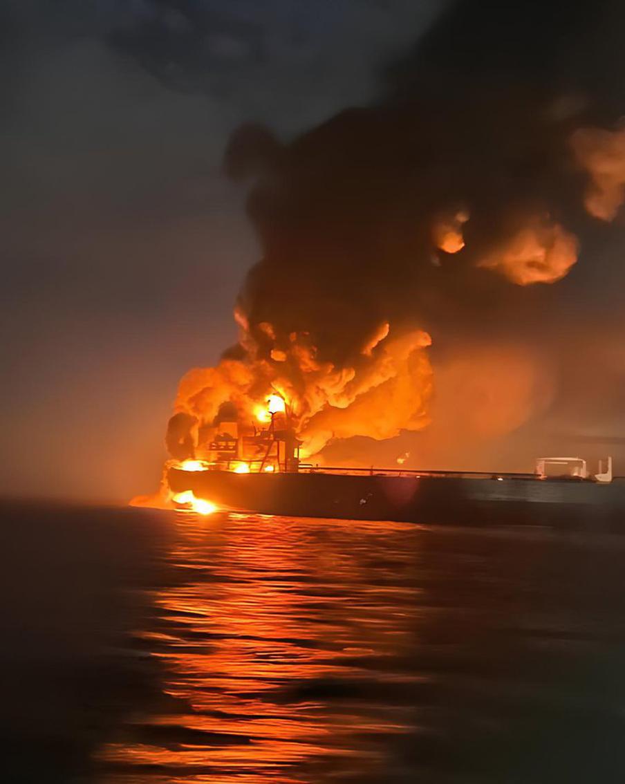 Украинские дроны второй раз атаковали нефтетанкер Virat у берегов Турции. Принадлежащий Гамбии нефтетанкер был повторно атакован украинскими беспилотниками недалеко от побережья Турции. Экипаж атакованного судна был ранее полностью эвакуирован