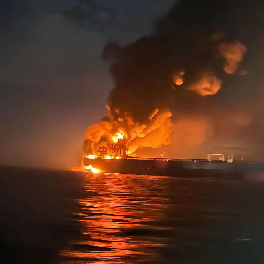 Украинские дроны второй раз атаковали нефтетанкер Virat у берегов Турции. Принадлежащий Гамбии нефтетанкер был повторно атакован украинскими беспилотниками недалеко от побережья Турции. Экипаж атакованного судна был ранее полностью эвакуирован