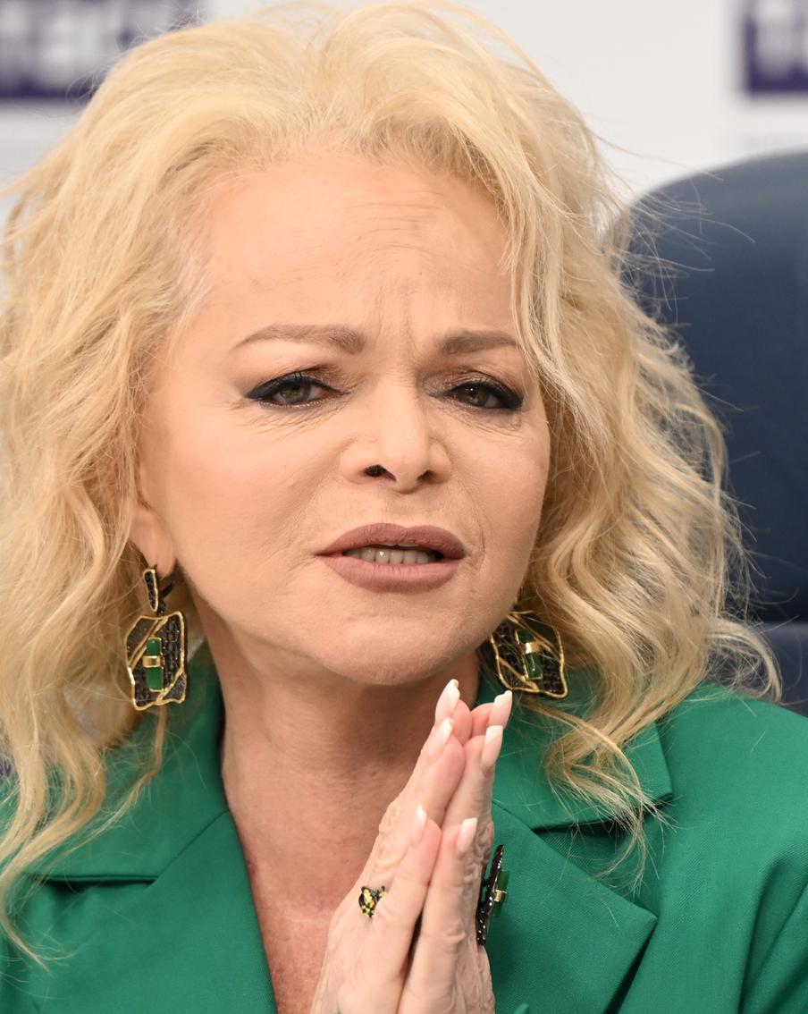 Зачем москвичи при продаже квартир молятся у дома Ларисы Долиной