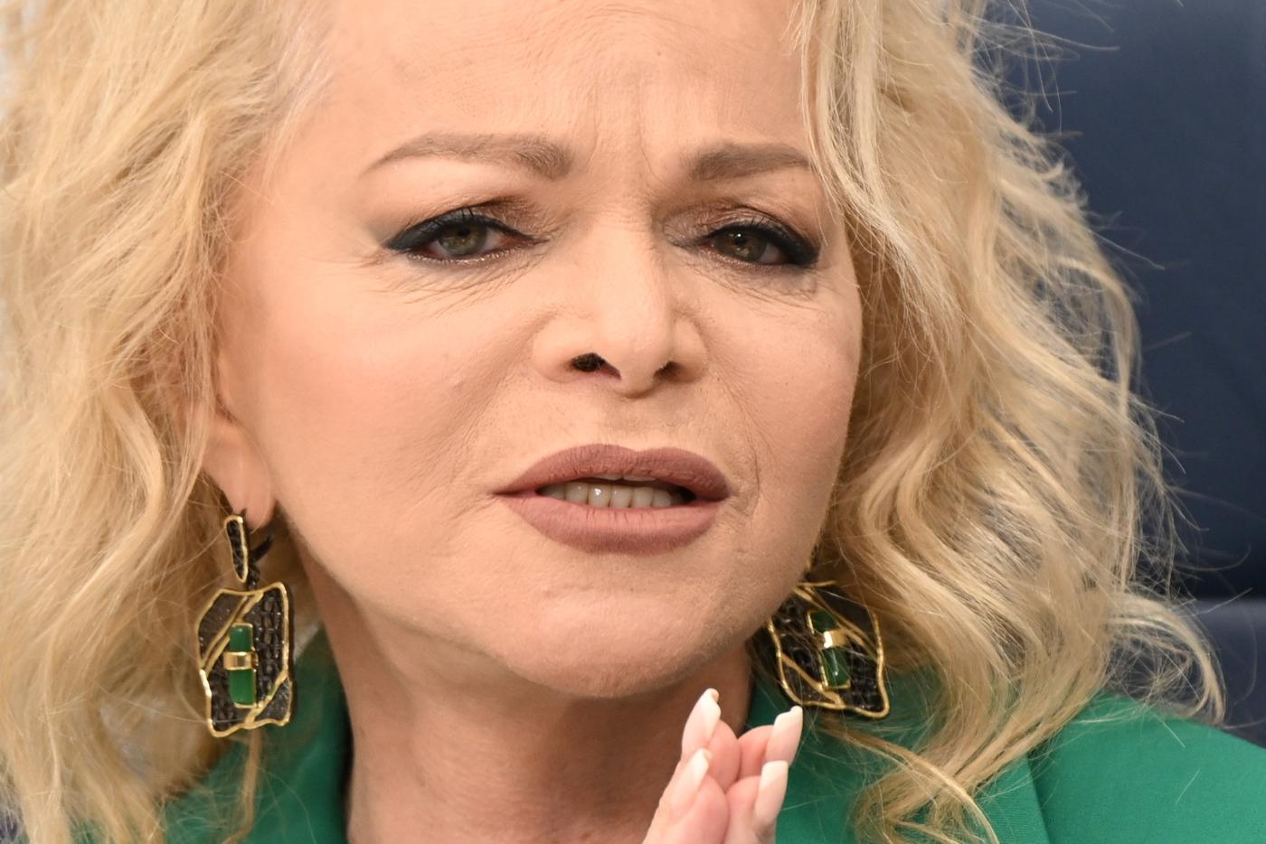 Алтарь желаний: москвичи при продаже квартир молятся у дома Ларисы Долиной