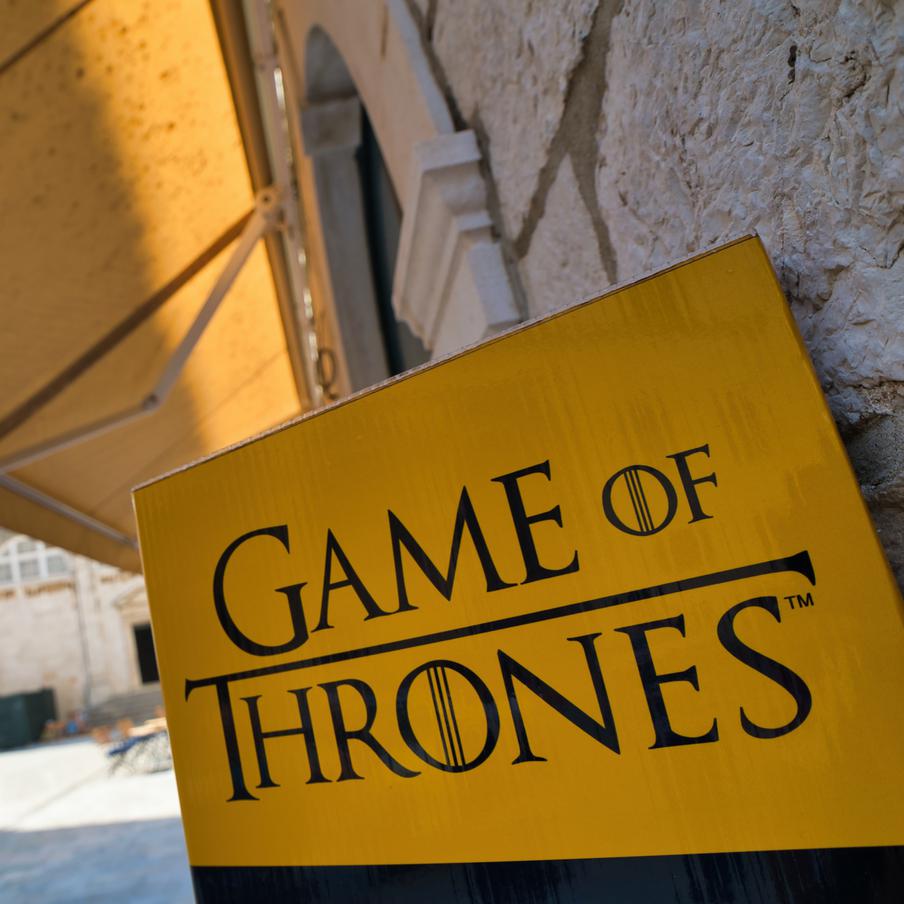 Вселенную сериала "Игра престолов" дополнят новыми сиквелами о Вестеросе. Автор цикла книг в мире "Льда и пламени" Джордж Р. Р. Мартин сейчас разрабатывает несколько спин-оффов для сериала "Игра престолов". О чём именно будут их сюжеты, пока неизвестно