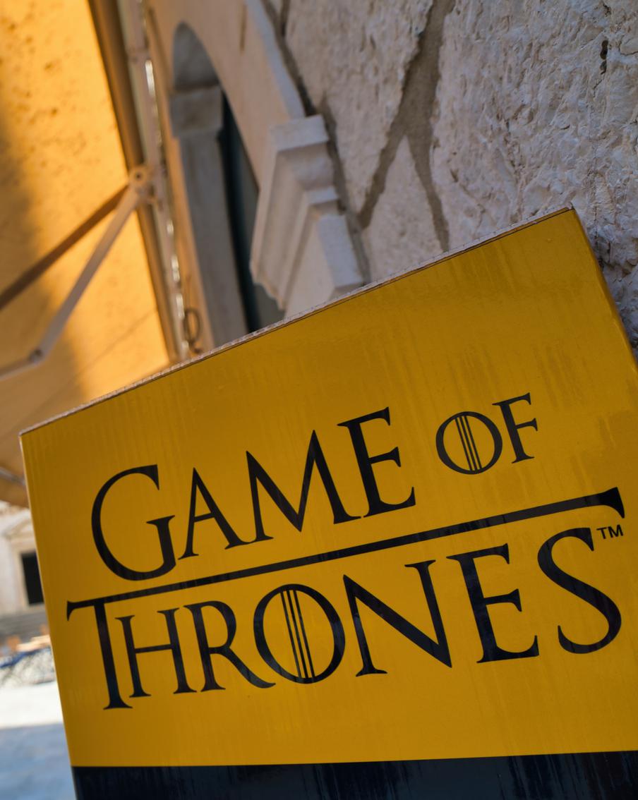 Вселенную сериала "Игра престолов" дополнят новыми сиквелами о Вестеросе. Автор цикла книг в мире "Льда и пламени" Джордж Р. Р. Мартин сейчас разрабатывает несколько спин-оффов для сериала "Игра престолов". О чём именно будут их сюжеты, пока неизвестно