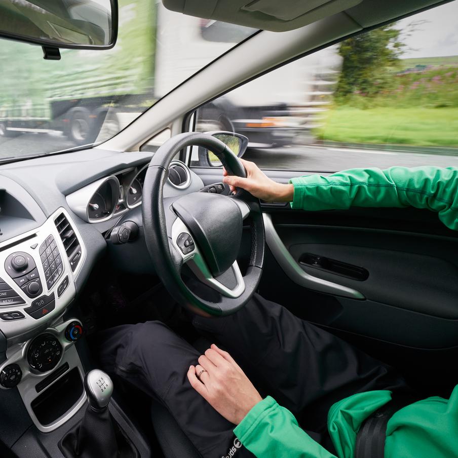 В России запретили ввоз в страну гибридных и праворульных автомобилей. Один из российских судов принял решение запретить ввоз на территорию страны иностранных праворульных и гибридных автомобилей из-за их небезопасности