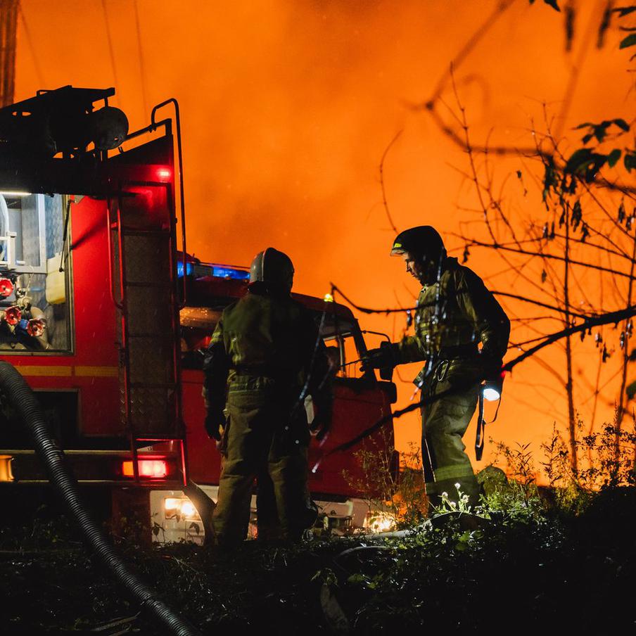 В Краснодарском крае ликвидировали пожар на Афипском заводе по переработке нефти. Экстренные службы смогли оперативно потушить возникшее на Афипском НПЗ возгорание после атаки украинских беспилотников на объект