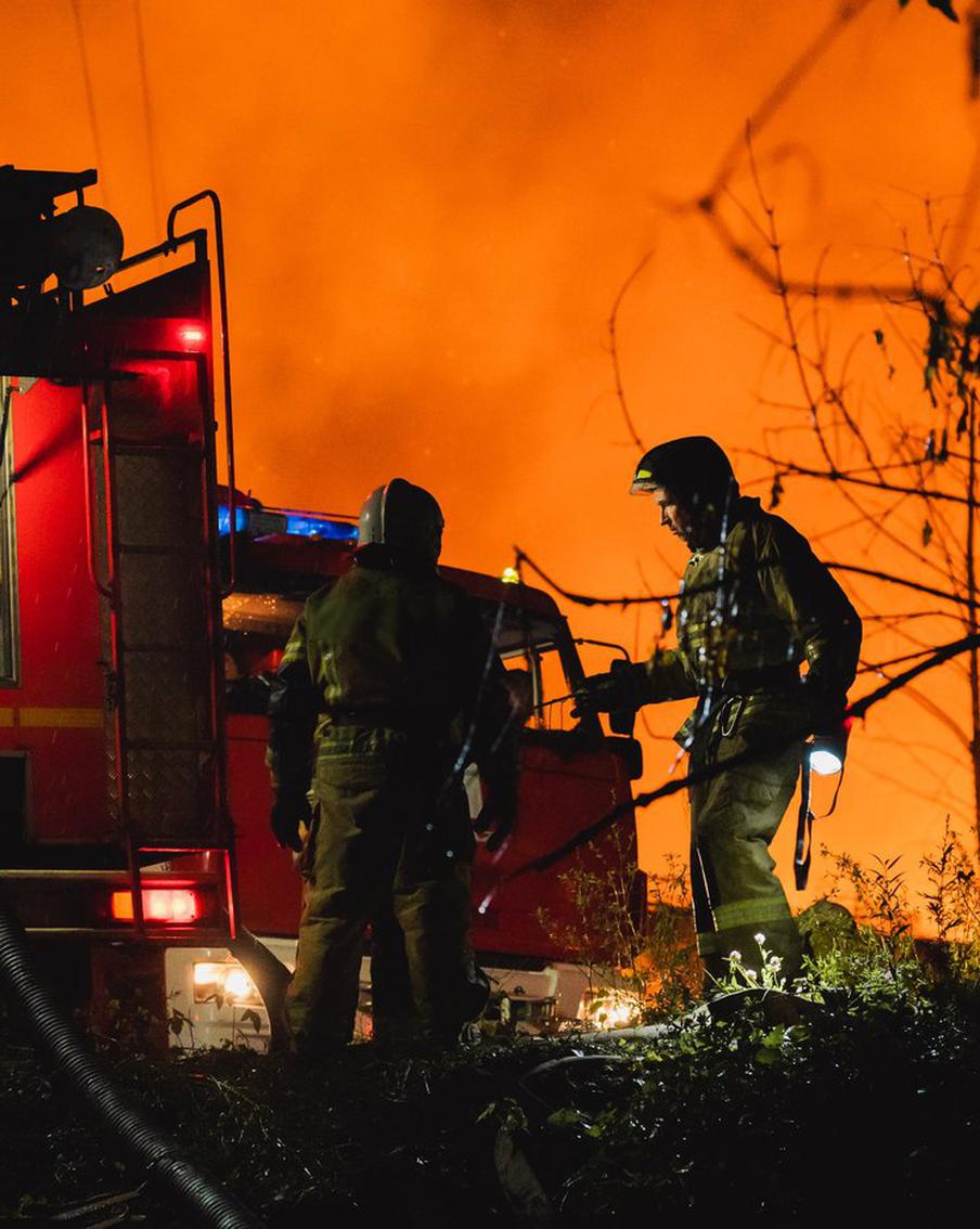 В Краснодарском крае ликвидировали пожар на Афипском заводе по переработке нефти. Экстренные службы смогли оперативно потушить возникшее на Афипском НПЗ возгорание после атаки украинских беспилотников на объект