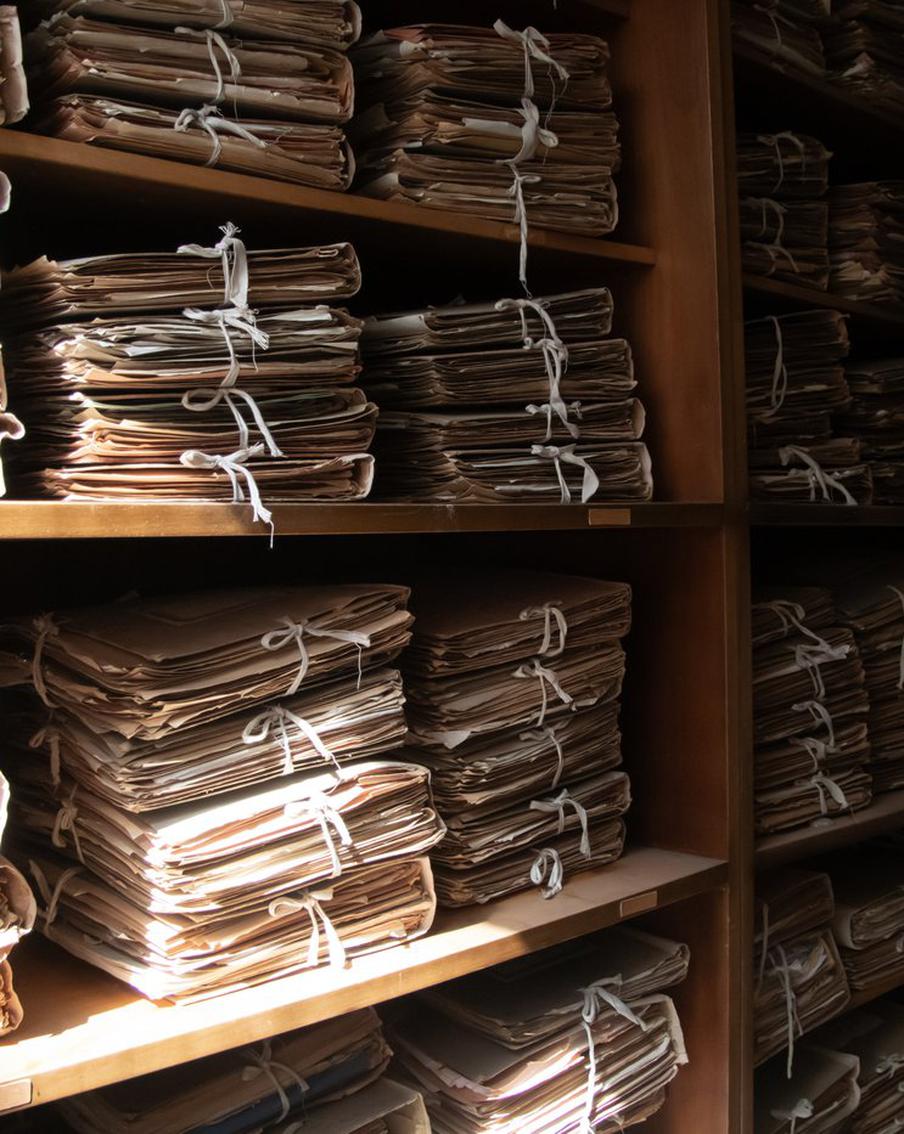 ФСБ начала публикацию данных КГБ о скрывшихся на Западе пособниках нацистов. 29 ноября Центр общественных связей Федеральной службы безопасности (ФСБ) России представил новую рубрику под названием "Красная книга КГБ СССР" в разделе "История" на своём официальном сайте. Эта инициатива является продолжением статьи "Никто не забыт, ничто не забыто", опубликованной на сайте ФСБ 7 мая