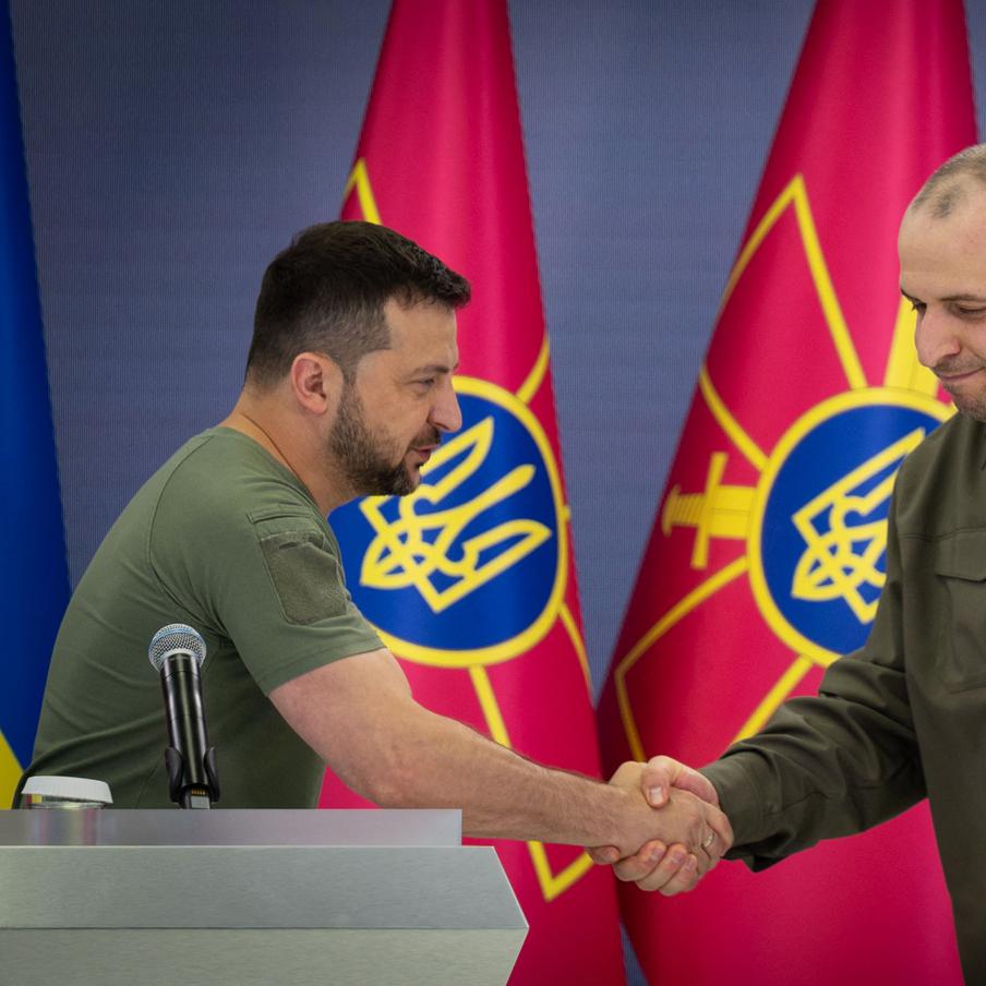 Президент Украины дал делегации страны в США тайные директивы. Украинский президент Владимир Зеленский раздал направляющимся в США для переговоров с администрацией Трампа чиновникам тайные директивы. Их содержание в данный момент не раскрывается