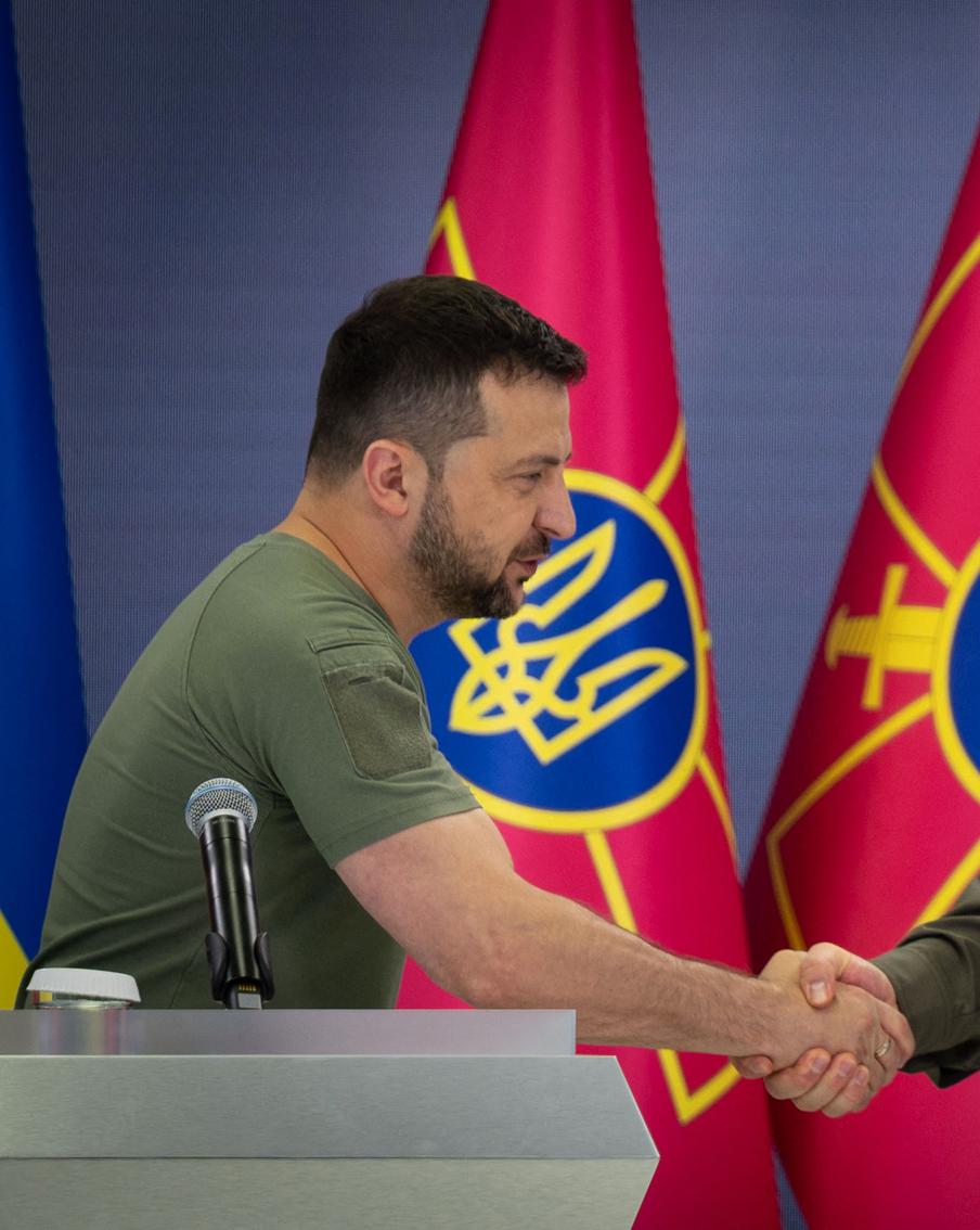 Президент Украины дал делегации страны в США тайные директивы. Украинский президент Владимир Зеленский раздал направляющимся в США для переговоров с администрацией Трампа чиновникам тайные директивы. Их содержание в данный момент не раскрывается