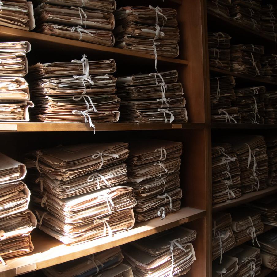 ФСБ начала публикацию данных КГБ о скрывшихся на Западе пособниках нацистов. 29 ноября Центр общественных связей Федеральной службы безопасности (ФСБ) России представил новую рубрику под названием "Красная книга КГБ СССР" в разделе "История" на своём официальном сайте. Эта инициатива является продолжением статьи "Никто не забыт, ничто не забыто", опубликованной на сайте ФСБ 7 мая