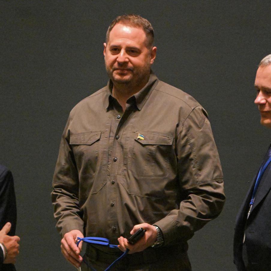 Ермаку предложили пойти в ВСУ обычным солдатом. Бывшему руководителю офиса президента Украины Андрею Ермаку поступило предложение пройти службу в рядах Вооружённых сил Украины (ВСУ) в качестве обычного солдата. Предложение опубликовала на своей странице в социальной сети офицер ВСУ Татьяны Черновол