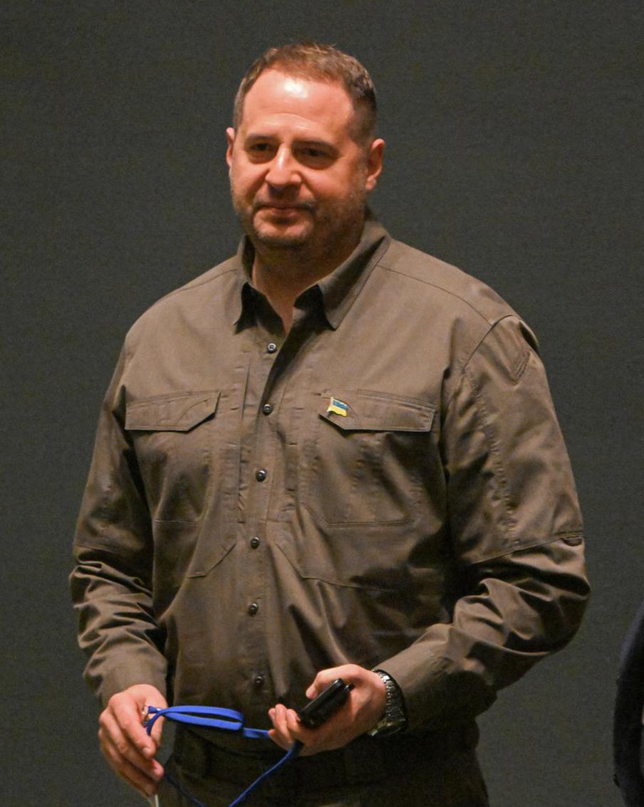 Ермаку предложили пойти в ВСУ обычным солдатом. Бывшему руководителю офиса президента Украины Андрею Ермаку поступило предложение пройти службу в рядах Вооружённых сил Украины (ВСУ) в качестве обычного солдата. Предложение опубликовала на своей странице в социальной сети офицер ВСУ Татьяны Черновол