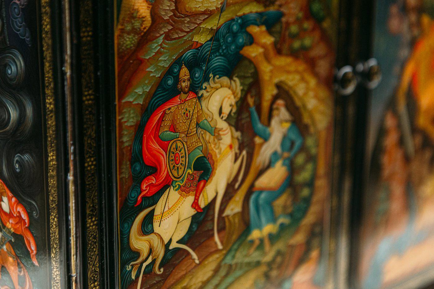 Чёрные коробочки хранят тайны лаковой живописи