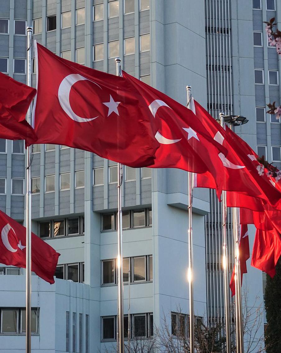 В Турции назвали атаку украинских дронов на нефтетанкеры угрозой судоходству. Осуществлённая украинскими военными атака на нефтяные танкеры в акватории Чёрного моря может представлять серьёзную опасность для судоходства в регионе