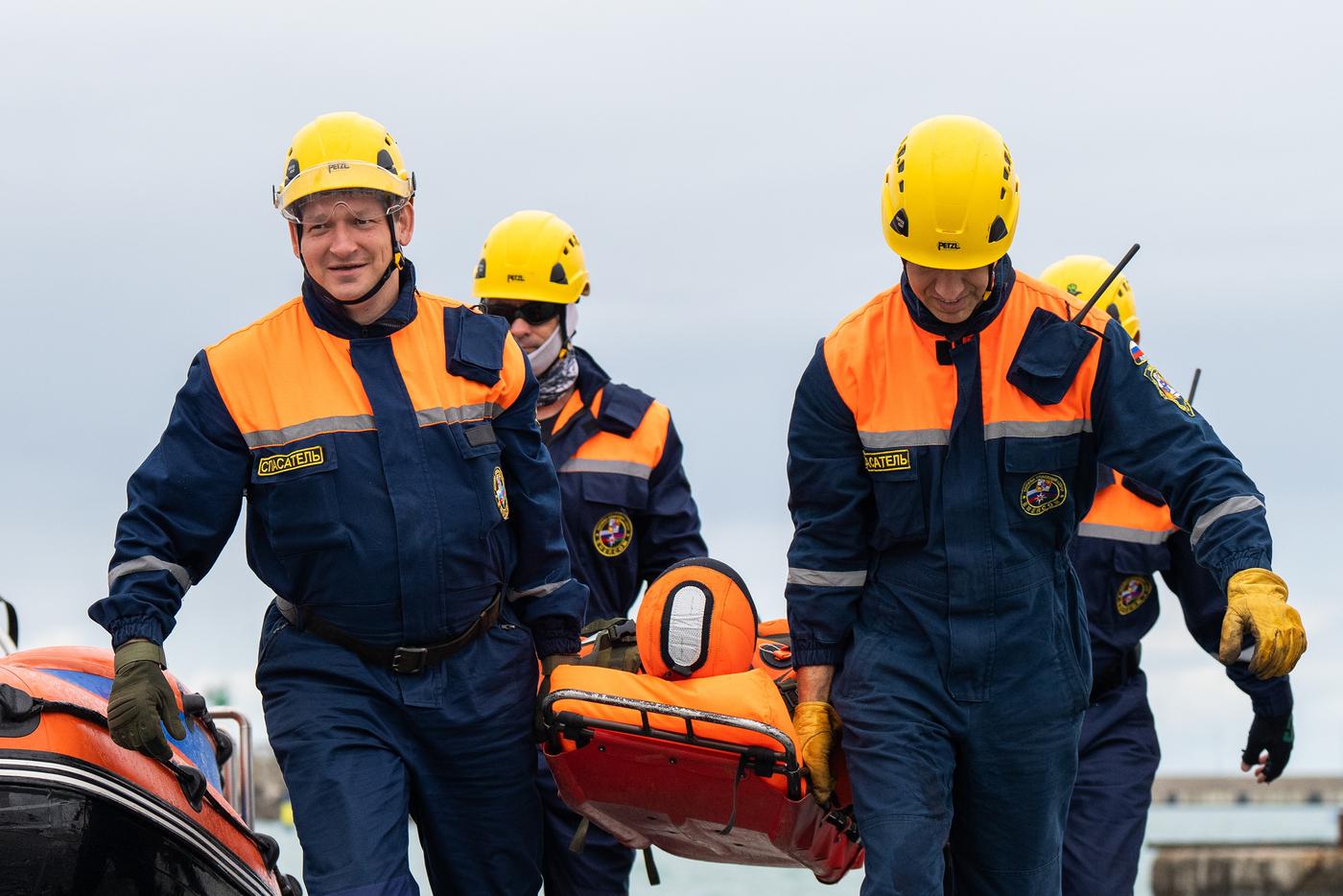 На Сахалине продолжаются поиски двух пропавших в регионе рыбаков