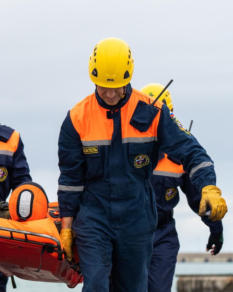 На Сахалине продолжаются поиски двух пропавших в регионе рыбаков. Волонтёры и профессиональные спасатели уже пятые сутки продолжают вести поиски двух пропавших в Сахалинской области мужчин. Отмечается, что они вышли на рыбалку 27 ноября