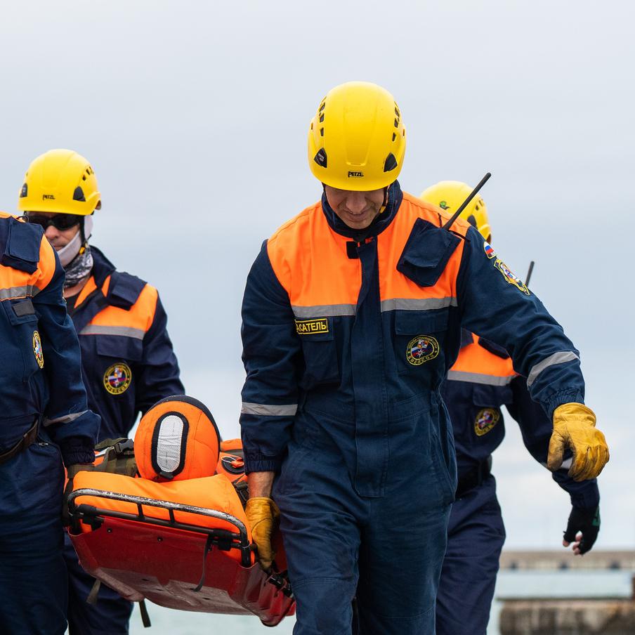 На Сахалине продолжаются поиски двух пропавших в регионе рыбаков. Волонтёры и профессиональные спасатели уже пятые сутки продолжают вести поиски двух пропавших в Сахалинской области мужчин. Отмечается, что они вышли на рыбалку 27 ноября