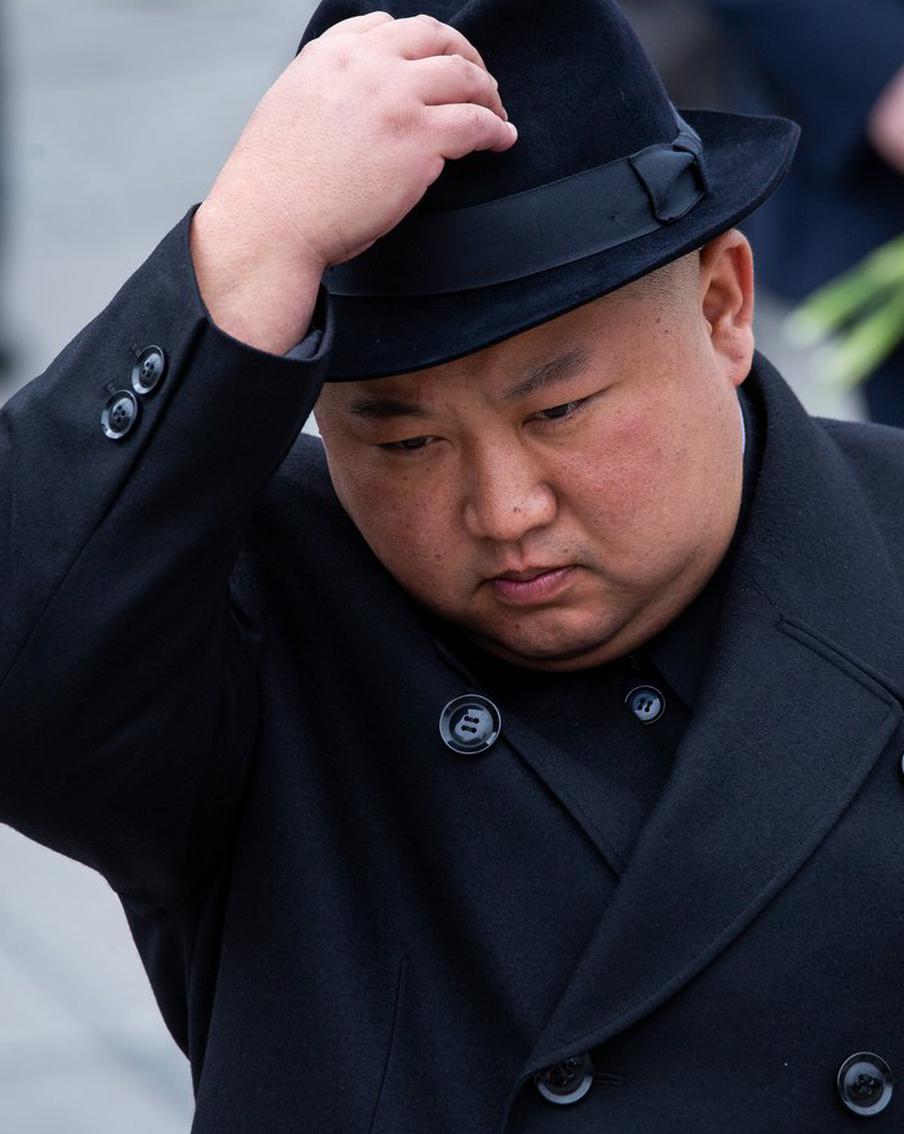 Ким Чен Ын собирается поставить новую важную задачу перед ВВС КНДР. На торжественном мероприятии, посвящённом 80-летию создания Военно-воздушных сил (ВВС) Корейской Народной Армии (КНА), Верховный лидер КНДР, товарищ Ким Чен Ын, выступил с речью. В своём выступлении он объявил о новой важной задаче, которая будет возложена на ВВС. Эта задача будет решаться с помощью самых современных стратегических военных средств