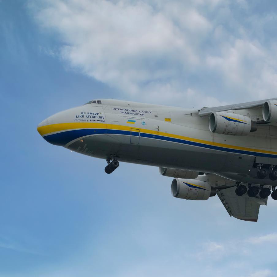 Украинский грузовой самолёт Ан-124 вывез из Израиля военную технику США. Транспортный украинский самолёт Ан-124 прилетал в Израиль. Отмечается, что за время визита экипажа грузового борта из страны была вывезена некоторая находящаяся там американская техника