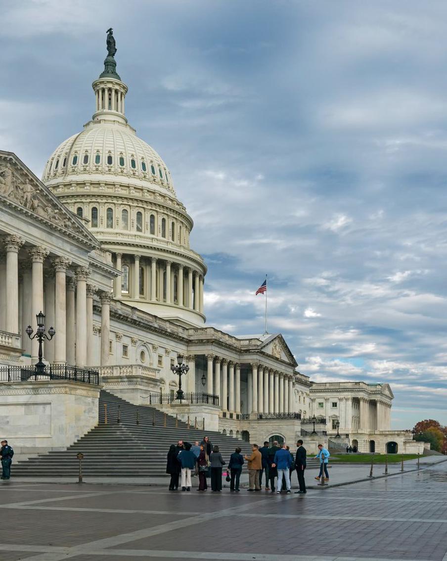 WP: конгрессмены хотят расследовать удар ВС США по судну в Карибском море. Комитеты Сената и Палаты представителей Конгресса США, отвечающие за вопросы обороны, планируют усилить контроль над деятельностью Министерства обороны (Пентагона) после сообщений о приказе министра обороны Пита Хегсета "убить всех" во время атаки на судно у берегов Венесуэлы 2 сентября