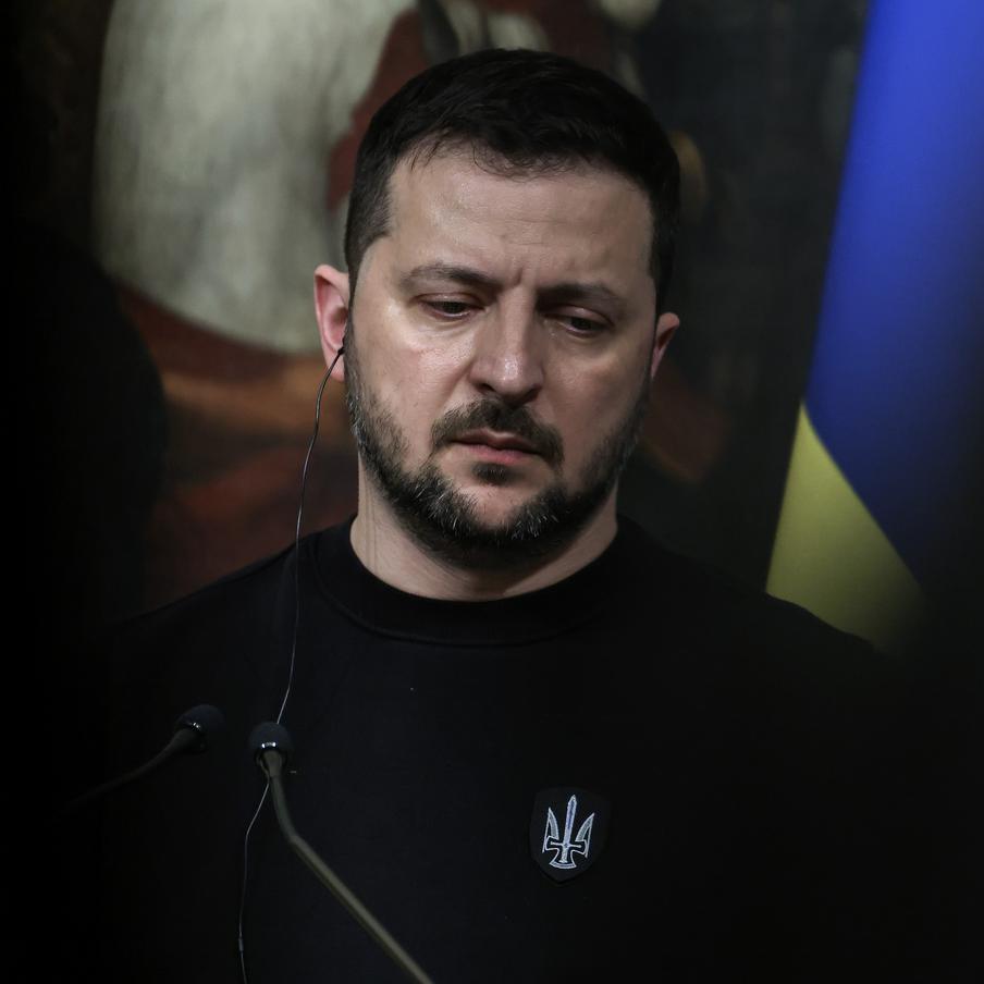 Владимир Зеленский признал необходимость изменения плана обороны Украины. Украинский президент заявил о неэффективности принятого властями ранее плана обороны страны. Он подчеркнул, что все меры требуют пересмотра