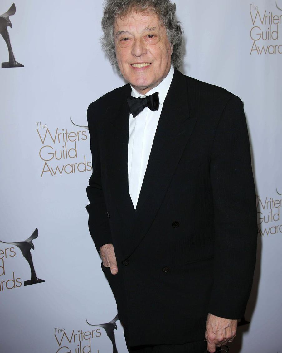 Автор пьесы "Розенкранц и Гильдестерн мертвы" Том Стоппард скончался в 88 лет. Драматург и сценарист, участвовавший в создании фильмов "Список Шиндлера", "Индиана Джонс и последний крестовый поход", Том Стоппард скончался на 89-м году жизни