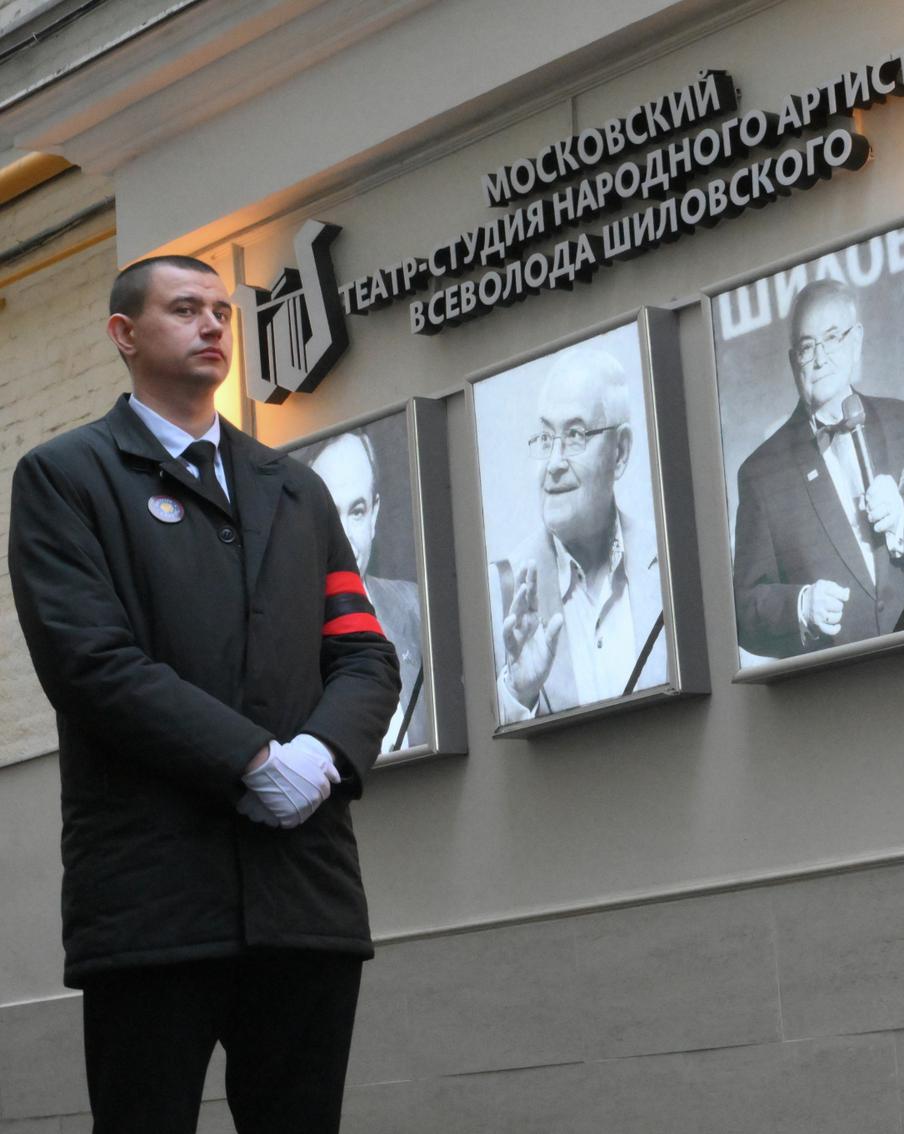 РИА "Новости": в Москве проходит церемония прощания с актёром Всеволодом Шиловским. У стен Московского театра-студии Всеволода Шиловского проходит церемония прощания с Всеволодом Шиловским. 87-летний артист будет похоронен на Троекуровском кладбище. Друзья, коллеги и многочисленные поклонники таланта артиста приносят цветы и выражают свои соболезнования