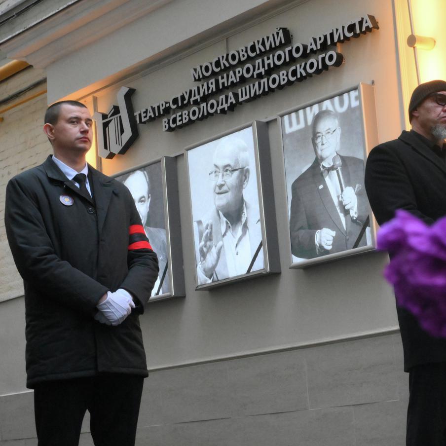 РИА "Новости": в Москве проходит церемония прощания с актёром Всеволодом Шиловским. У стен Московского театра-студии Всеволода Шиловского проходит церемония прощания с Всеволодом Шиловским. 87-летний артист будет похоронен на Троекуровском кладбище. Друзья, коллеги и многочисленные поклонники таланта артиста приносят цветы и выражают свои соболезнования