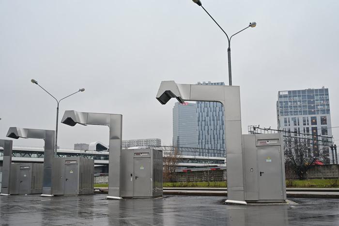Максим Ликсутов рассказал о темпах строительства в Москве новых ультрабыстрых электрозарядных станций