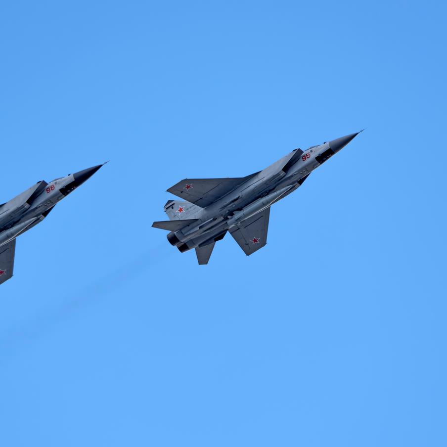 ПВО Польши было приведено в боевую готовность из-за полётов истребителей ВС РФ. Передвижение российских истребителей МиГ-31 вызвало среди военных Польши панику. Из-за этого в боевую готовность были приведены силы ПВО