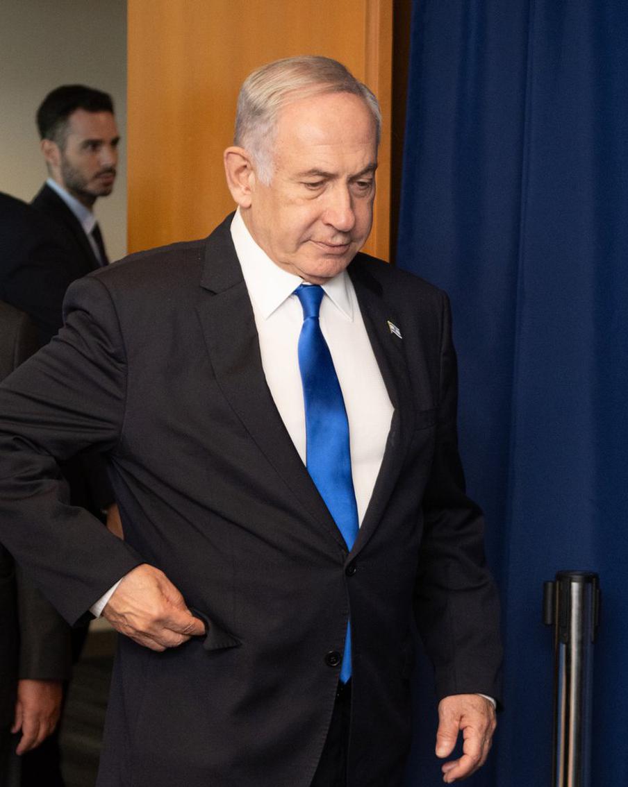 Премьер-министр Израиля Нетаньяху подал прошение о помиловании президенту страны. Глава израильского правительства официально обратился к президенту страны Ицхаку Герцогу с просьбой о помиловании. О реакции руководства Израиля пока ничего неизвестно