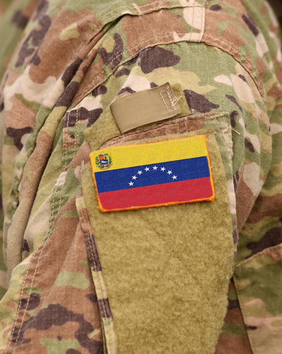 Reuters рассказал, как Венесуэла может ответить на вторжение США. По информации агентства Reuters, основанной на источниках и официальных документах, Венесуэла разрабатывает два возможных сценария защиты на случай прямого военного вмешательства Соединённых Штатов. Первый сценарий предполагает длительное партизанское сопротивление