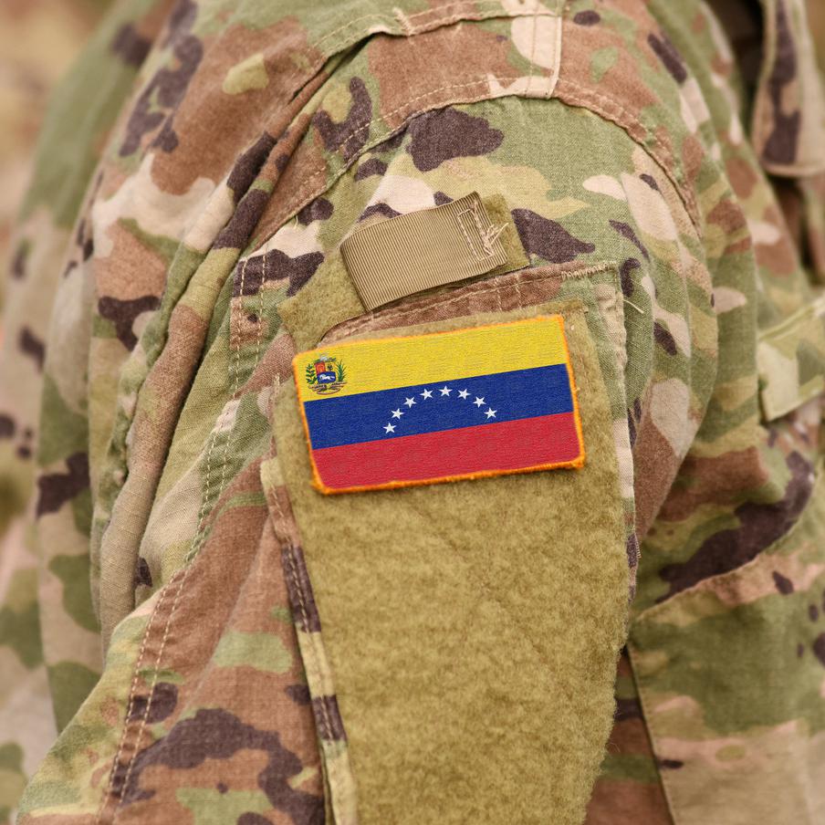 Reuters рассказал, как Венесуэла может ответить на вторжение США. По информации агентства Reuters, основанной на источниках и официальных документах, Венесуэла разрабатывает два возможных сценария защиты на случай прямого военного вмешательства Соединённых Штатов. Первый сценарий предполагает длительное партизанское сопротивление