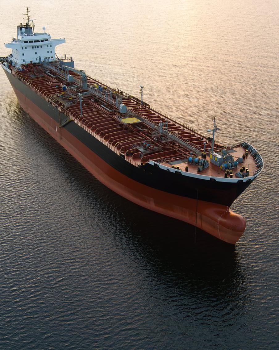 Пожар на пострадавшем от атаки ВСУ нефтетанкере удалось потушить два дня спустя. Возгорание на подвергшемся атаке украинских безэкипажных катеров удалось потушить спустя два дня после удара ВСУ. Отмечается, что корабль держал путь в порт Новороссийска