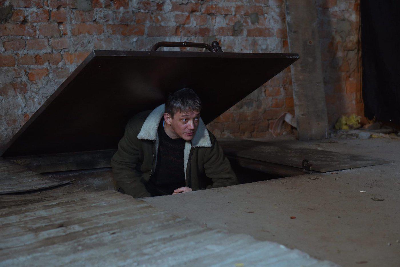 В какой-то момент до заветного тоннеля добрался и муж Светланы Руслан (Сергей Гилёв)