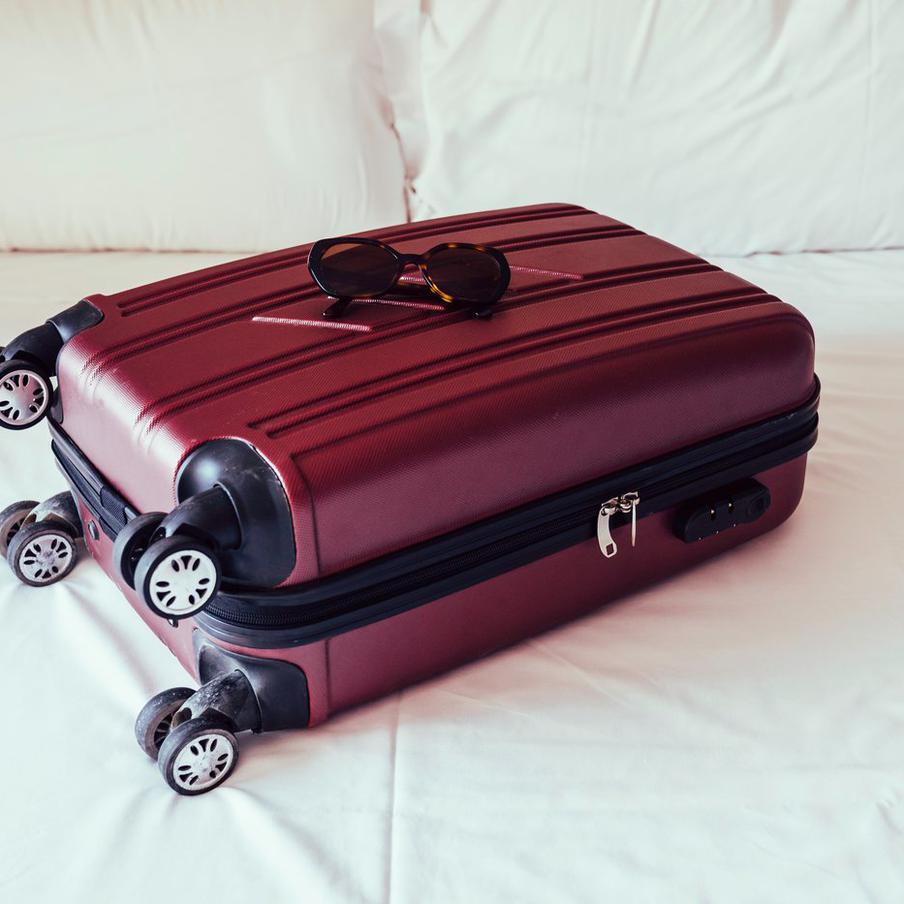 ВЦИОМ: в России могут исчезнуть сотни малых городов из-за оттока населения. В недавнем докладе ВЦИОМ, опубликованном ТАСС, была выявлена тревожная тенденция исчезновения малых и моногородов на территории России. Причиной этому стал активный отток населения. Молодое поколение покидает города в поисках более привлекательных возможностей, в то время как количество представителей старшего поколения неуклонно уменьшается