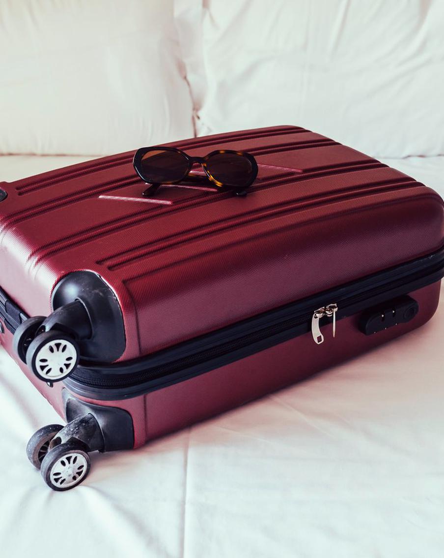 ВЦИОМ: в России могут исчезнуть сотни малых городов из-за оттока населения. В недавнем докладе ВЦИОМ, опубликованном ТАСС, была выявлена тревожная тенденция исчезновения малых и моногородов на территории России. Причиной этому стал активный отток населения. Молодое поколение покидает города в поисках более привлекательных возможностей, в то время как количество представителей старшего поколения неуклонно уменьшается