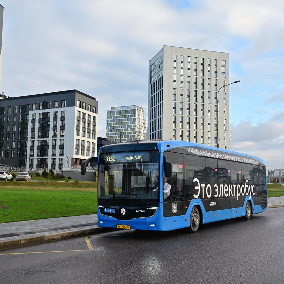 На юге Москвы электробусы вышли на маршруты 766 и 831. В рамках реализации проекта "Инфраструктура для жизни" и с целью повышения уровня комфорта для жителей московские власти активно развивают сеть экологически чистого наземного транспорта. С 2018 года на столичных маршрутах появились современные электробусы российского производства, что значительно улучшило качество обслуживания пассажиров