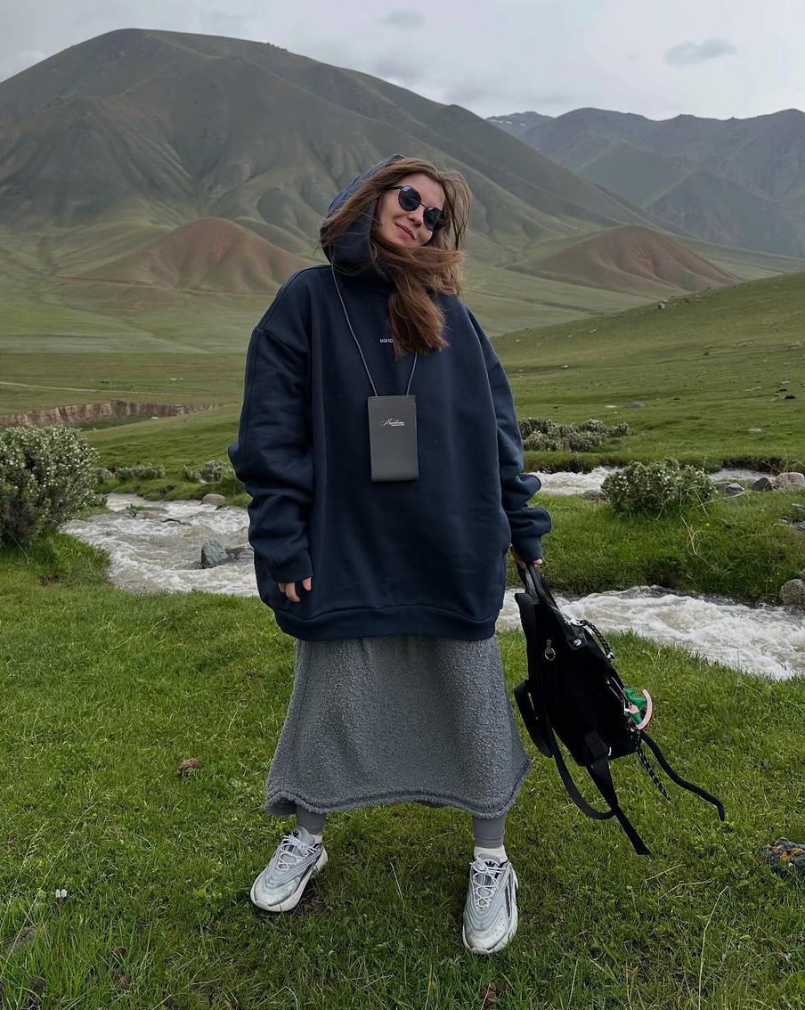 Актуальный оверсайз не должен создавать впечатление огромного мешка.