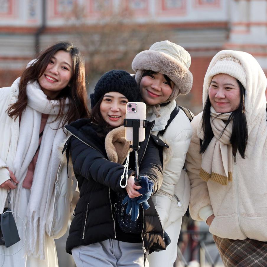 Путин отменил визы для туристов из Китая. Согласно указу, опубликованному на официальном портале правовых актов, граждане Китая с обычным паспортом могут въезжать в Российскую Федерацию без визы до 14 сентября 2026 года. Максимальный срок пребывания составляет 30 дней и допускается для туристических, гостевых или деловых целей, участия в мероприятиях и транзитного проезда