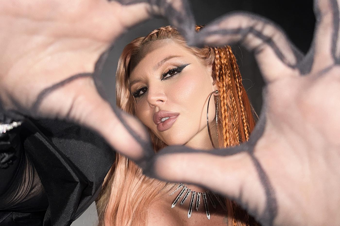 "Кумиров у меня нет": звезда Муз-ТВ Алёна Белая рассказала о выборе псевдонима u4ikatana