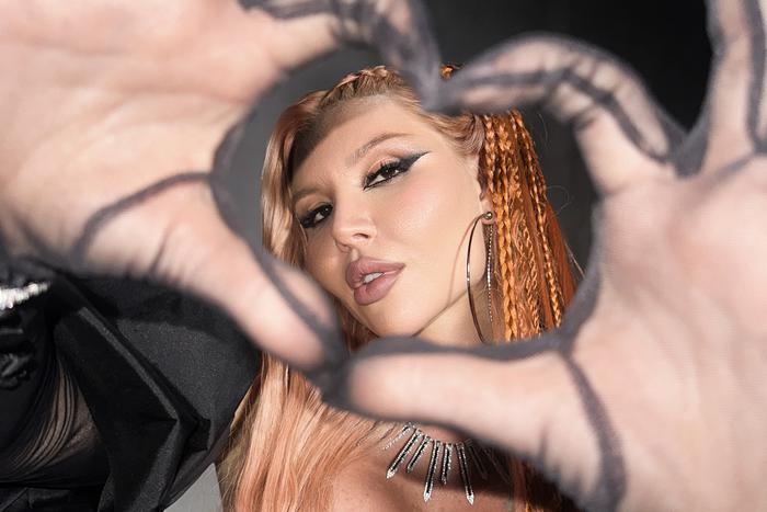 "Кумиров у меня нет": звезда Муз-ТВ Алёна Белая рассказала о выборе псевдонима u4ikatana