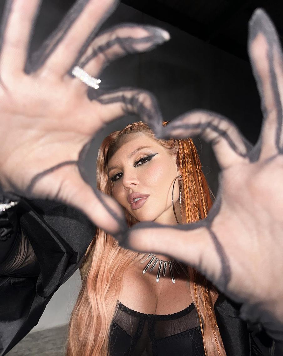 "Кумиров у меня нет": звезда Муз-ТВ Алёна Белая рассказала о псевдониме u4ikatana