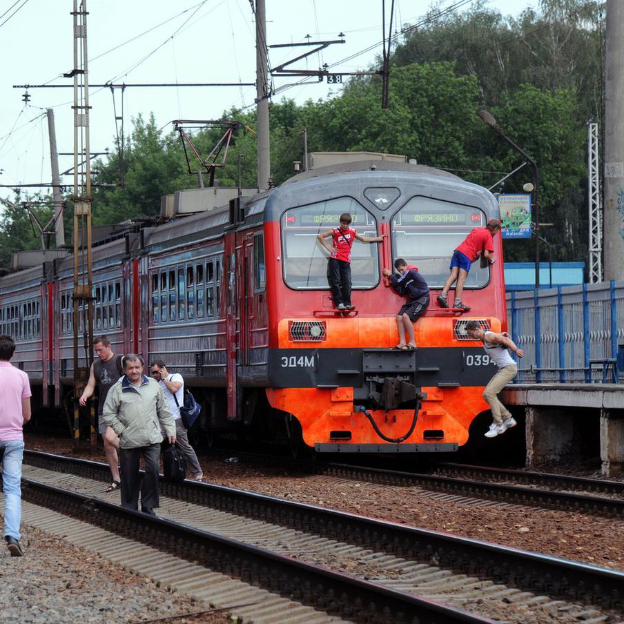 В РФ призвали ввести принудительную эмансипацию агрессивных подростков. Подростки, которые регулярно совершают преступления с применением насилия, должны быть признаны полностью дееспособными и нести ответственность за свои действия как взрослые. Об этом заявил Сергей Рыбальченко, председатель комиссии Общественной палаты Российской Федерации по демографии, защите семьи, детей и традиционных семейных ценностей