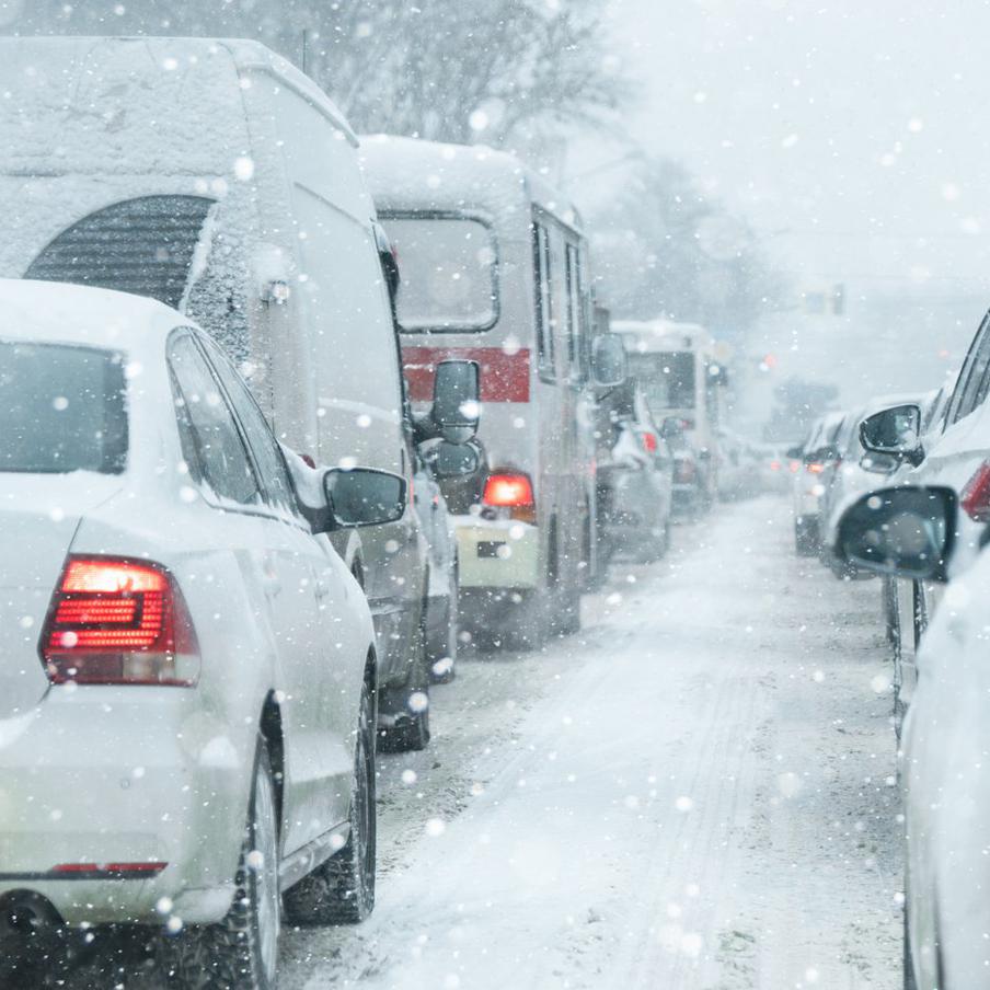 Сотни автомобилей застряли в пробке на трассе около Байкала. В районе озера Байкал на федеральной трассе Р-258 образовалась многокилометровая автомобильная пробка. По данным издания Shot, люди находятся в этой пробке уже более семи часов, испытывая недостаток продуктов питания, воды и топлива. Среди застрявших есть семьи с маленькими детьми, которые рискуют переохладиться при низкой температуре воздуха