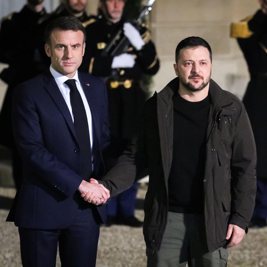 Зеленский с женой прибыл во Францию для встречи с Макроном. В рамках своего визита в Париж президент Украины Владимир Зеленский встретился с президентом Франции Эммануэлем Макроном в Елисейском дворце. Как сообщается, в ходе встречи стороны обсудили текущую ситуацию на Украине и перспективы достижения мирного соглашения